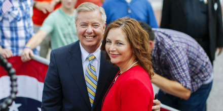 Anuncian a Darline Graham, hermana del fallecido senador Lindsey Graham, como su sustituta en el Senado
