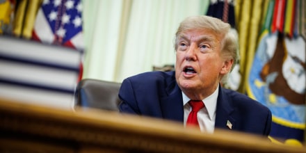 Trump exige que ICE no detenga los operativos en vehículos, rechazando la orden de la agencia