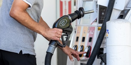 Nuevos aranceles y el aumento de la gasolina y la tasa de interés de las hipotecas golpean la economía