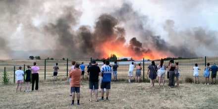 Más de 200,000 personas huyen de sus hogares en Francia y España mientras avanzan los incendios