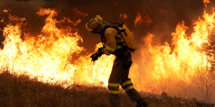 Los “apocalípticos” incendios en España y Francia desplazan a unas 300,000 personas