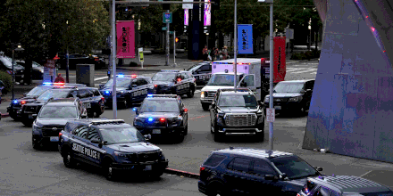 La policía arresta a un sospechoso pero busca a otro tras tiroteo en Seattle que dejó 3 muertos