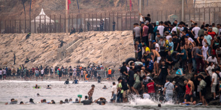 El cruce de 60,000 migrantes de Marruecos a España pone a Sánchez contra las cuerdas
