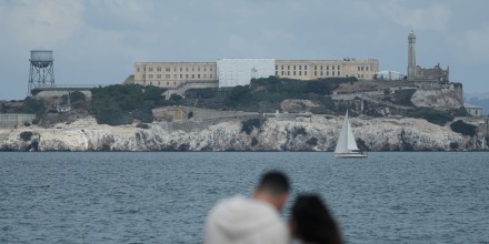Un muerto y dos desaparecidos tras incendio de bote cerca de Alcatraz