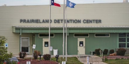Condenan a otros siete a prisión por el tiroteo frente a centro de detención en Texas