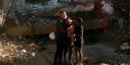 Suben a al menos 3,685 los muertos tras terremotos en Venezuela