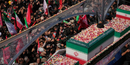 Miles de iraníes salen a las calles de Teherán para despedir al ayatolá Khamenei