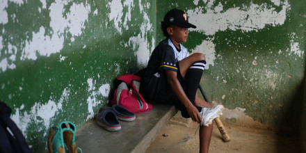 Niño prodigio del béisbol sueña con regalar casa a su madre tras perder su hogar en los sismos