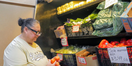 Compradores en EE.UU. cambian hábitos de alimentos ante el mayor aumento de precios en 50 años