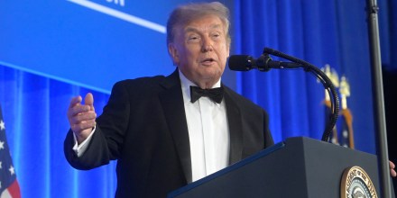 Trump habla en la Cena de Corresponsales de la Casa Blanca que fue reprogramada tras un atentado