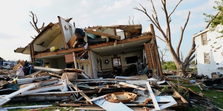 Tornado golpea con violencia en Wisconsin, causa destrozos y deja sin electricidad a miles de hogares