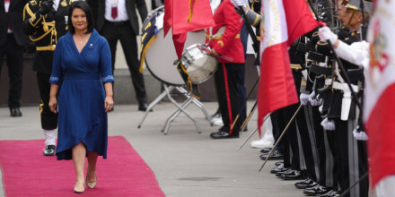 Fujimori asume la presidencia de Perú con el desafío de lograr estabilidad y frenar el crimen
