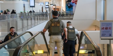 ICE ha arrestado a entre 20 y 40 inmigrantes por día en aeropuertos en los últimos meses