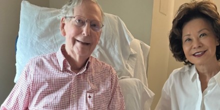 El senador Mitch McConnell dice que fue hospitalizado por una caída