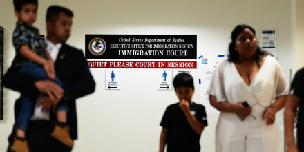 Estos voluntarios ofrecen un salvavidas legal a inmigrantes sin representación