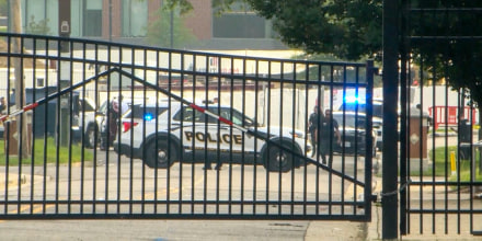 Imputan a estudiante tras encontrar a sospechoso de tiroteo en su cuarto