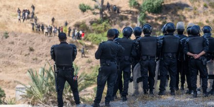 Arrestan a 111 personas que intentaban cruzar al enclave español de Ceuta