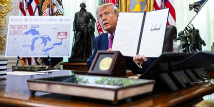 Trump firma una orden ejecutiva para cambiar el nombre del lago Ontario por “lago América”