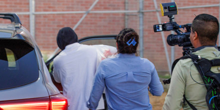 Suspenden a agente de ICE acusado de balear a inmigrante en Minneapolis y mentir al respecto