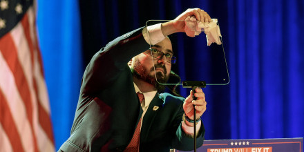 Funcionario de la Casa Blanca debe pagar $172,000 por apostar con discursos de Trump