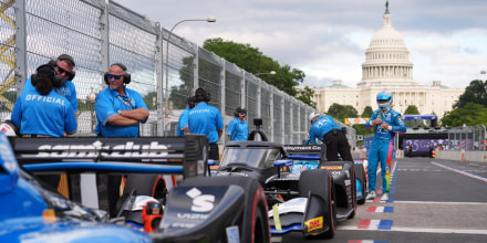 Donald y Melania Trump asisten a la carrera Freedom 250 Grand Prix en las calles de D.C.