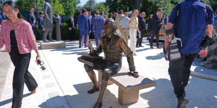 Trump primero puso cemento en el Jardín de las Rosas de la Casa Blanca. Ahora lo llena de estatuas