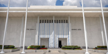 El Kennedy Center aprueba añadir el nombre de Trump a la fachada de artes escénicas