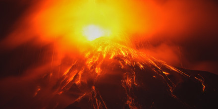 Cientos de personas evacúan en Guatemala por actividad del Volcán de Fuego