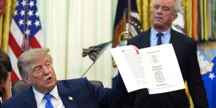 Trump firma una orden ejecutiva que busca espaciar las vacunas infantiles