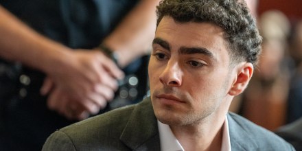 El juicio estatal por homicidio contra Luigi Mangione es pospuesto indefinidamente