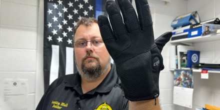 Tom Homan defiende el uso de guantes para ICE con descargas eléctricas