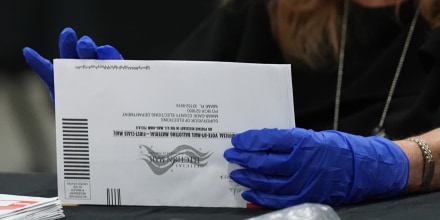 Jueza federal bloquea regulación del Servicio Postal impulsada por Trump que restringiría el voto por correo