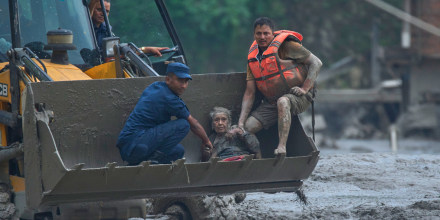 Al menos 95 muertos y cientos de desaparecidos por inundaciones en Nepal