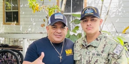 Marinero latino se entera a bordo del portaaviones USS Lincoln de que inmigración detuvo a su padre