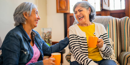 Para poder envejecer en casa, adultos mayores comparten sus viviendas al estilo ‘Golden Girls’