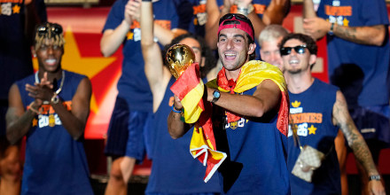 “No sé de política”, dice Ferrán Torres sobre su polémica gorra ‘Make Spain Great Again’