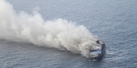 Un incendio en un ferry de pasajeros en Indonesia deja al menos cinco muertos y decenas de desaparecidos