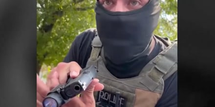 Video muestra a agente de ICE apuntando su arma a una mujer de Virginia que le gritó