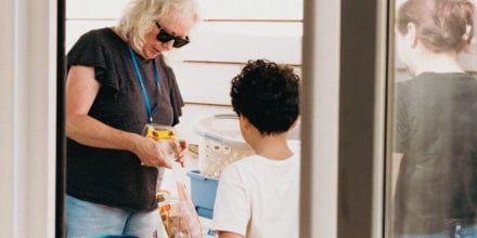 “Mamá, ¿estamos bien?” Los niños temen que sus familias no puedan pagar la comida tras recortes de Trump al programa SNAP