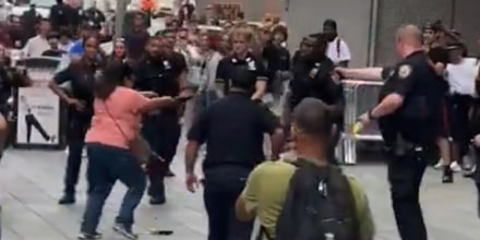 La policía abate a mujer que mató a una persona e hirió a otra con un cuchillo cerca de Times Square