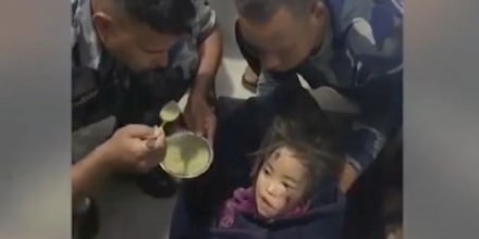 Rescatan con vida a una niña de seis años tras 60 horas bajo los escombros que dejó el alud en Nepal