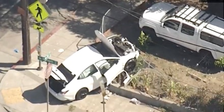 Dos niños de 7 y 4 años conducen el auto de sus padres en Oakland y atropellan a una mujer, que está en estado crítico