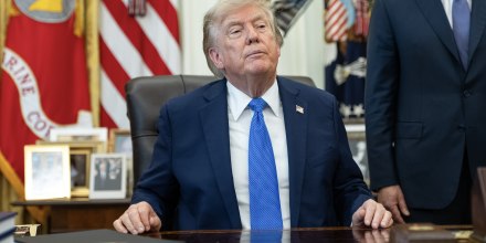 Jueza federal bloquea la nueva orden de Trump para tratar de restringir la ciudadanía por nacimiento