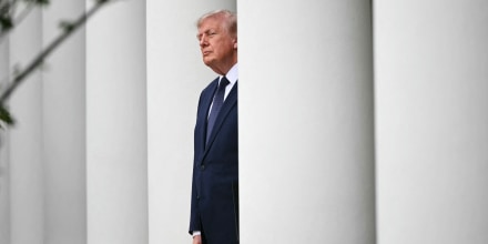 Trump propone castigar con impuestos a escuelas que beneficien a hispanos y minorías