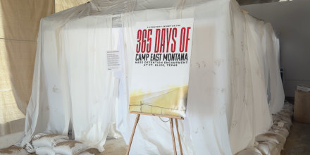 Una exposición explora el costo emocional de la detención migratoria