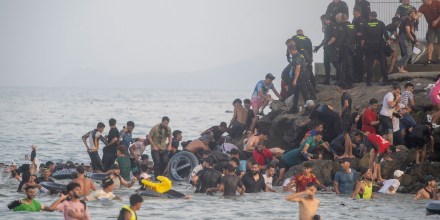 España dice que la mayoría de los migrantes que cruzaron han vuelto a Marruecos