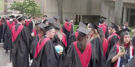 Trump evalúa cobrar $100,000 a estudiantes extranjeros para trabajar luego de graduarse