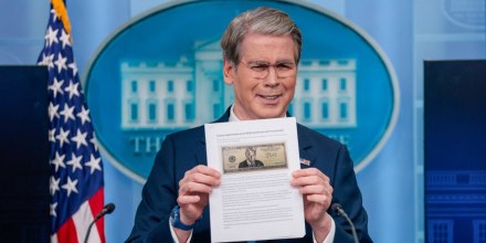 Así se ve el billete de $250 con el rostro de Trump que la ley prohíbe