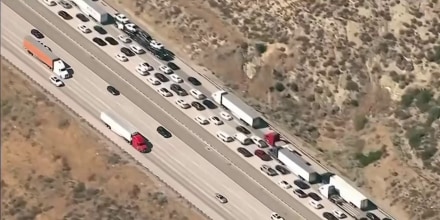 Cierran autopista y evacúan a residentes en California por el incendio forestal Ridge