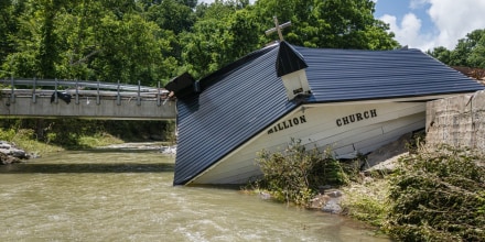 Cuatro muertos en Kentucky por inundaciones, e incendios avanzan en el Oeste
